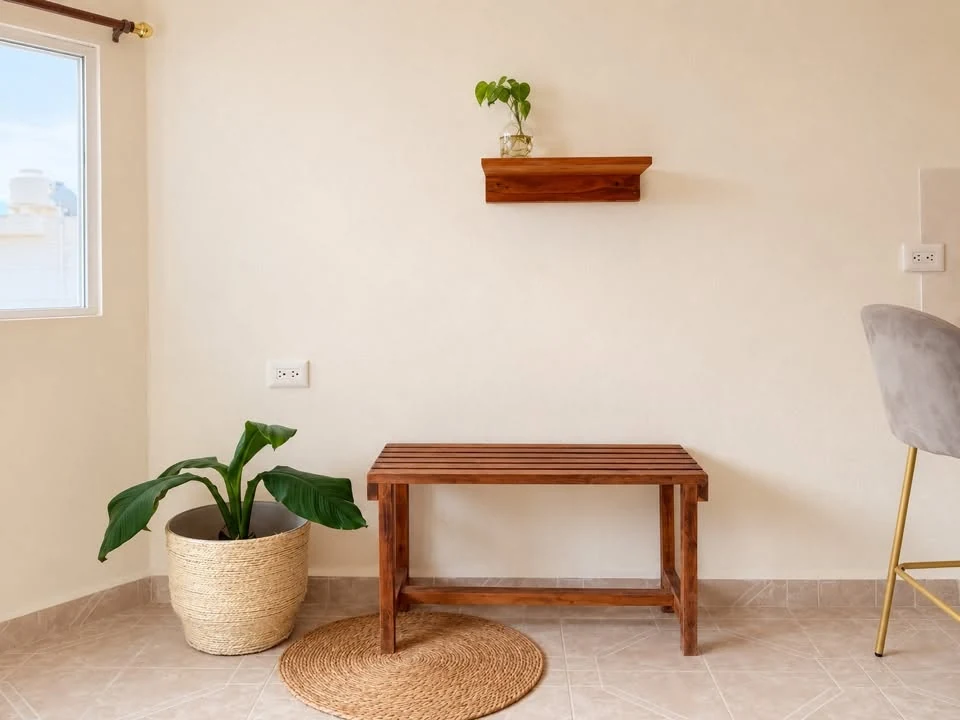 Banca de madera y detalles de decoración en Atardecer