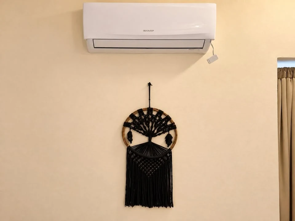 Aire acondicionado y macramé en Atardecer